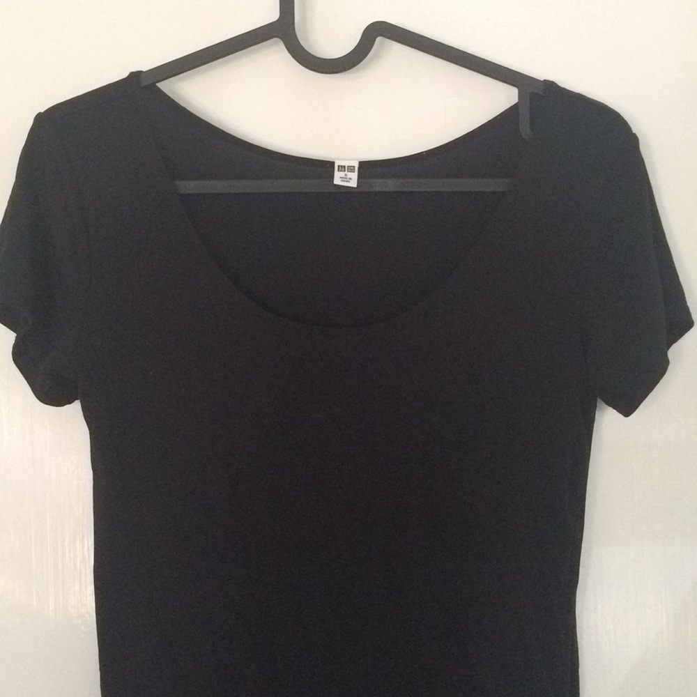 UNIQLO scoop neck sport tee